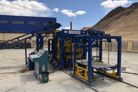 Assembly site: QT6-15automatic block machine Produce 12,000 hollow bricks every day.